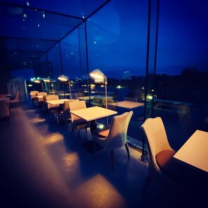 Dinner served, Irish cuisine, garden views  - Connemara Sands Beach Hotel & Spa (Ballyconneely)