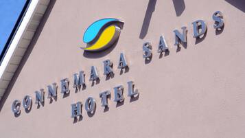 Fasaden på Connemara Sands Hotel, med hotellets logotyp och namn.