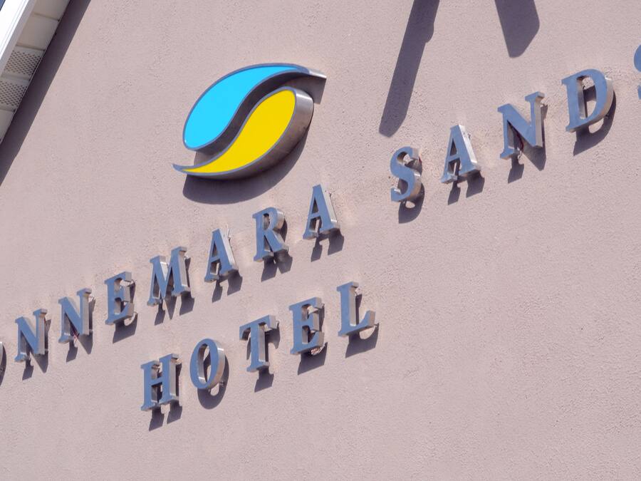 Fasaden på Connemara Sands Hotel, med hotellets logotyp och namn.