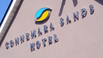 Exterior del Hotel Connemara Sands, con un logotipo y el nombre del hotel.