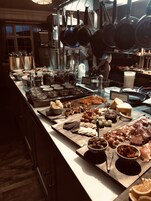 Café da manhã completo todos os dias (EUR 25 por pessoa)