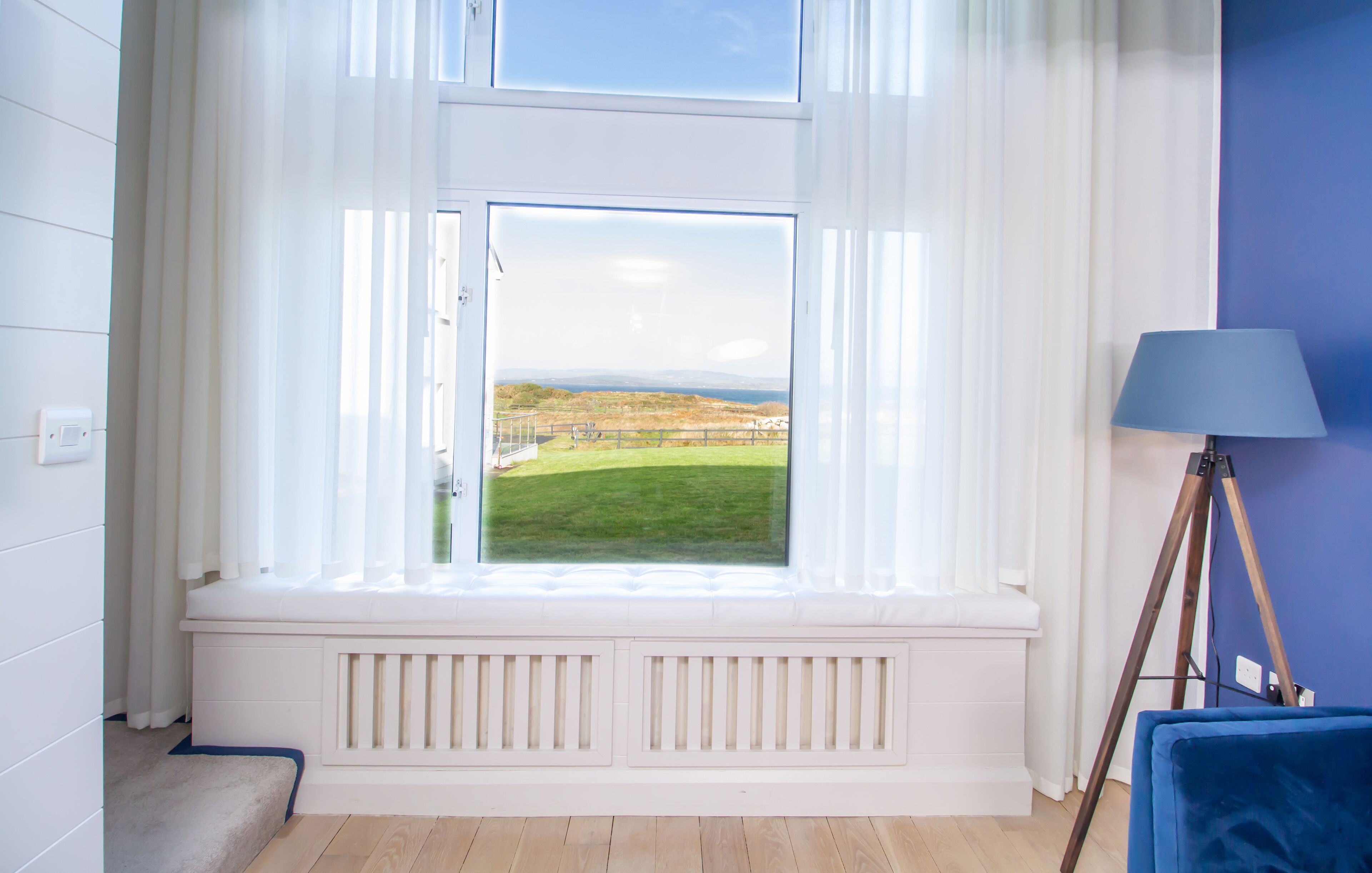 luxury duplex, 1 king bed, bathtub, ocean view | living area | flat-screen tv, books