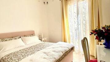 Deluxe-Zimmer, 1 Schlafzimmer, Kühlschrank, zum Innenhof hin | Minibar, Zimmersafe, individuell dekoriert, Schreibtisch