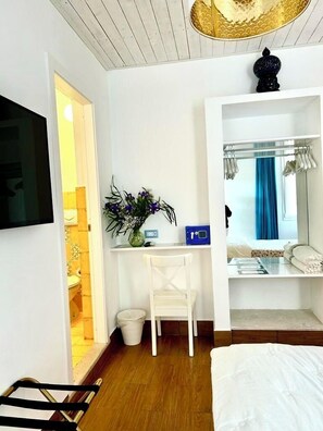 Deluxe Room, 1 Bedroom, Refrigerator, Courtyard Area