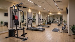 A gym with treadmills, weight machines, and exercise balls. - Adana Plaza Otel (Adana)