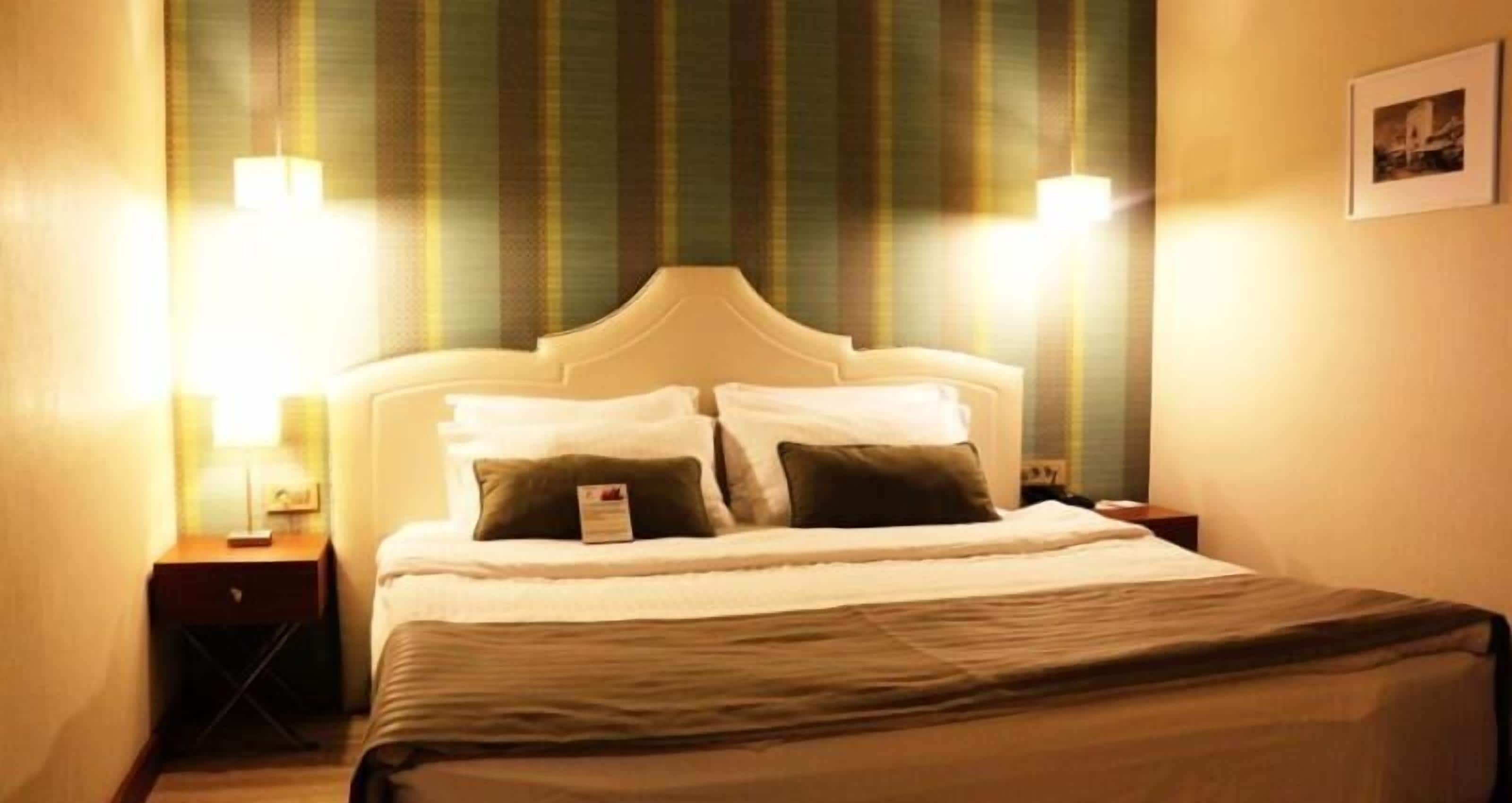 standard room | minibar, in-room safe, desk, soundproofing