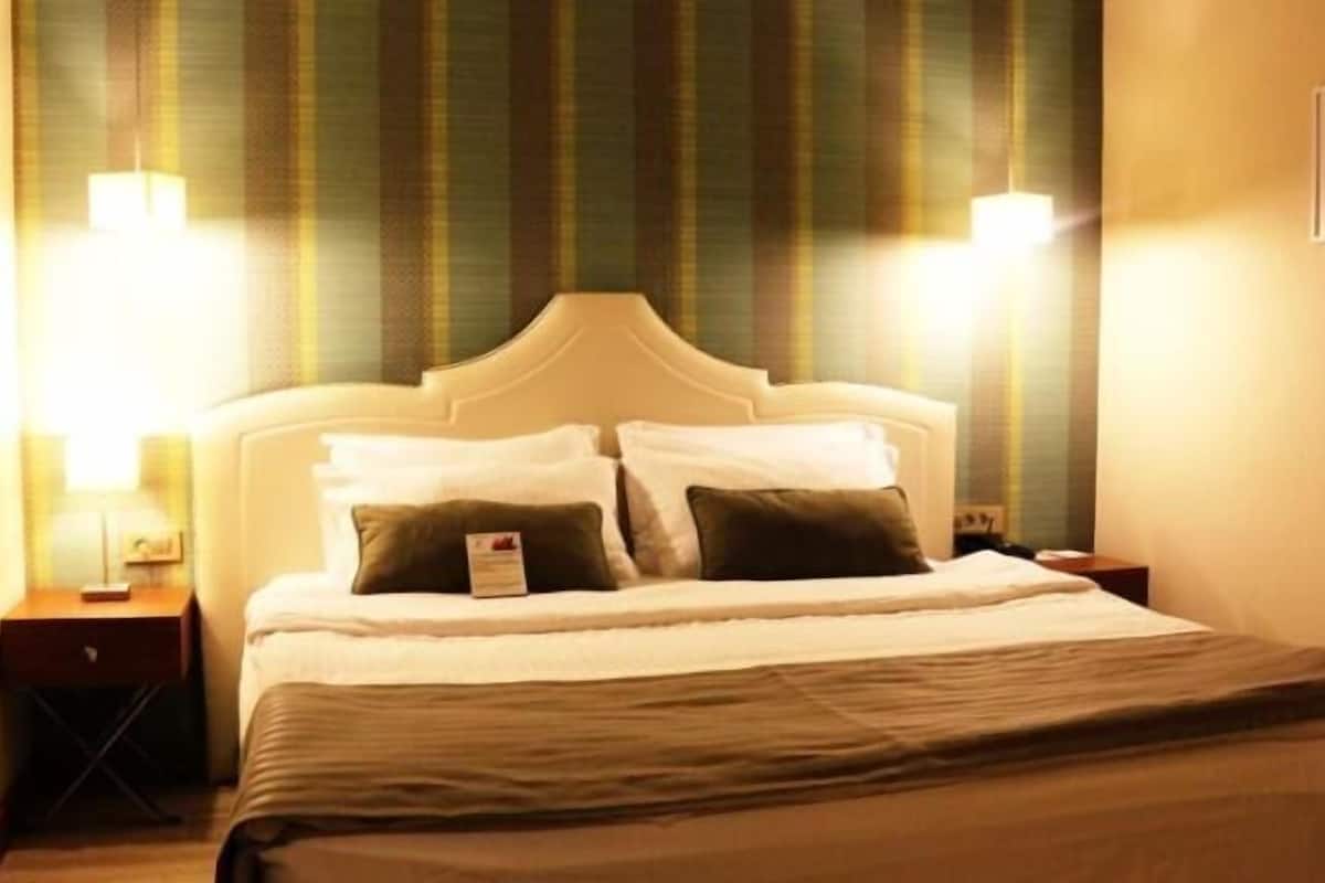 standard room | minibar, in-room safe, desk, soundproofing