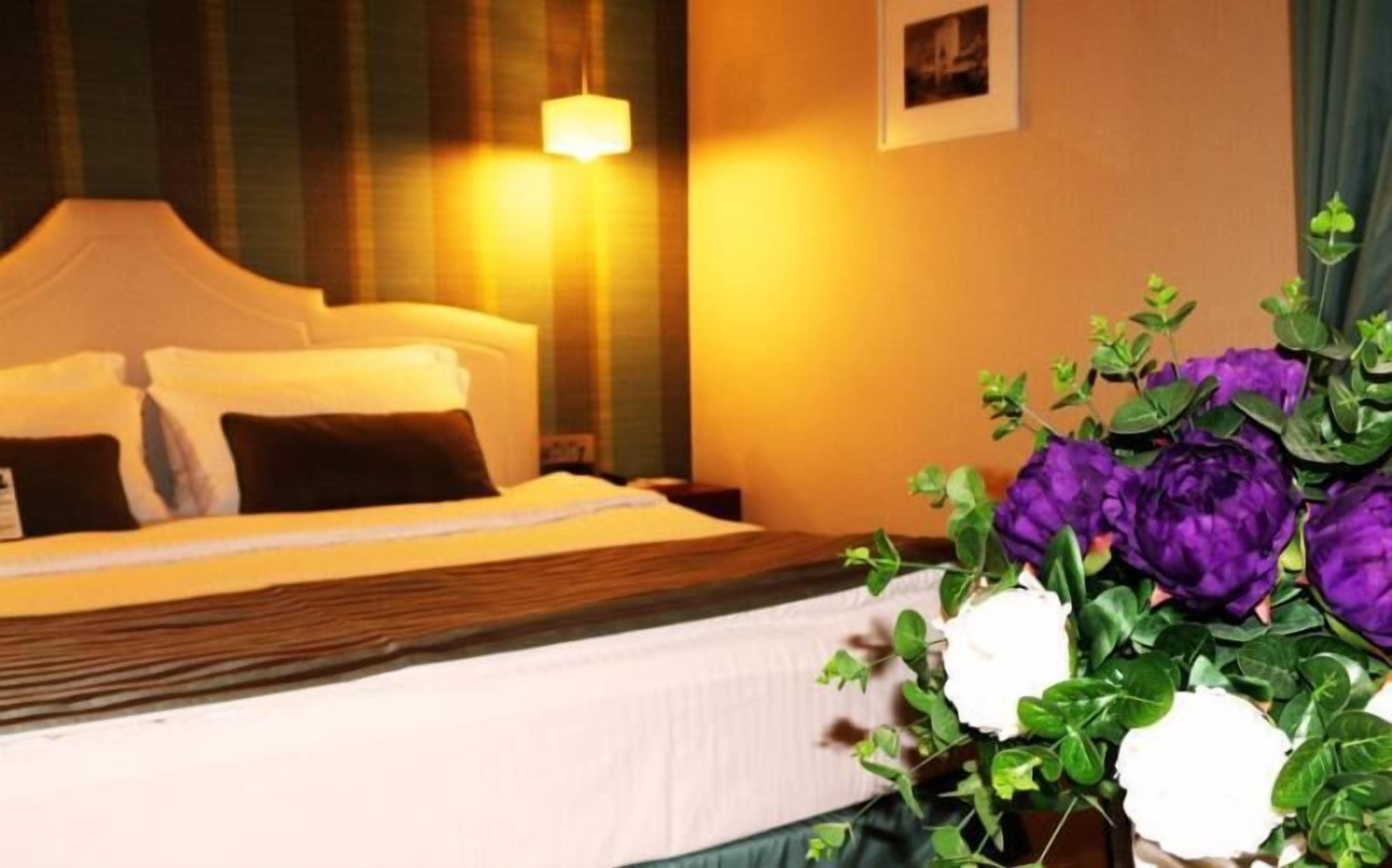 standard room | minibar, in-room safe, desk, soundproofing