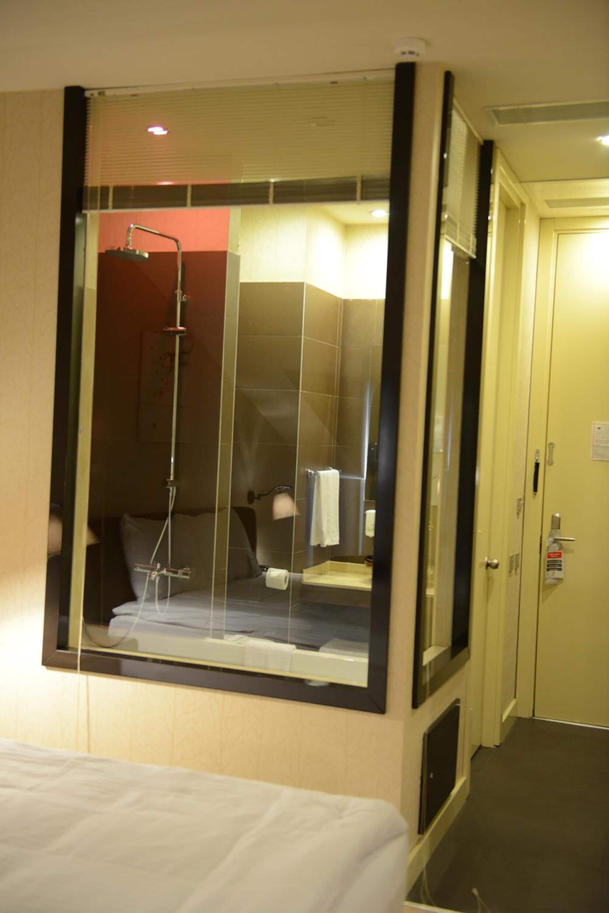 Minibar, safe på rommet, skrivebord og lydisolert