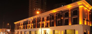 Fachada da propriedade à noite