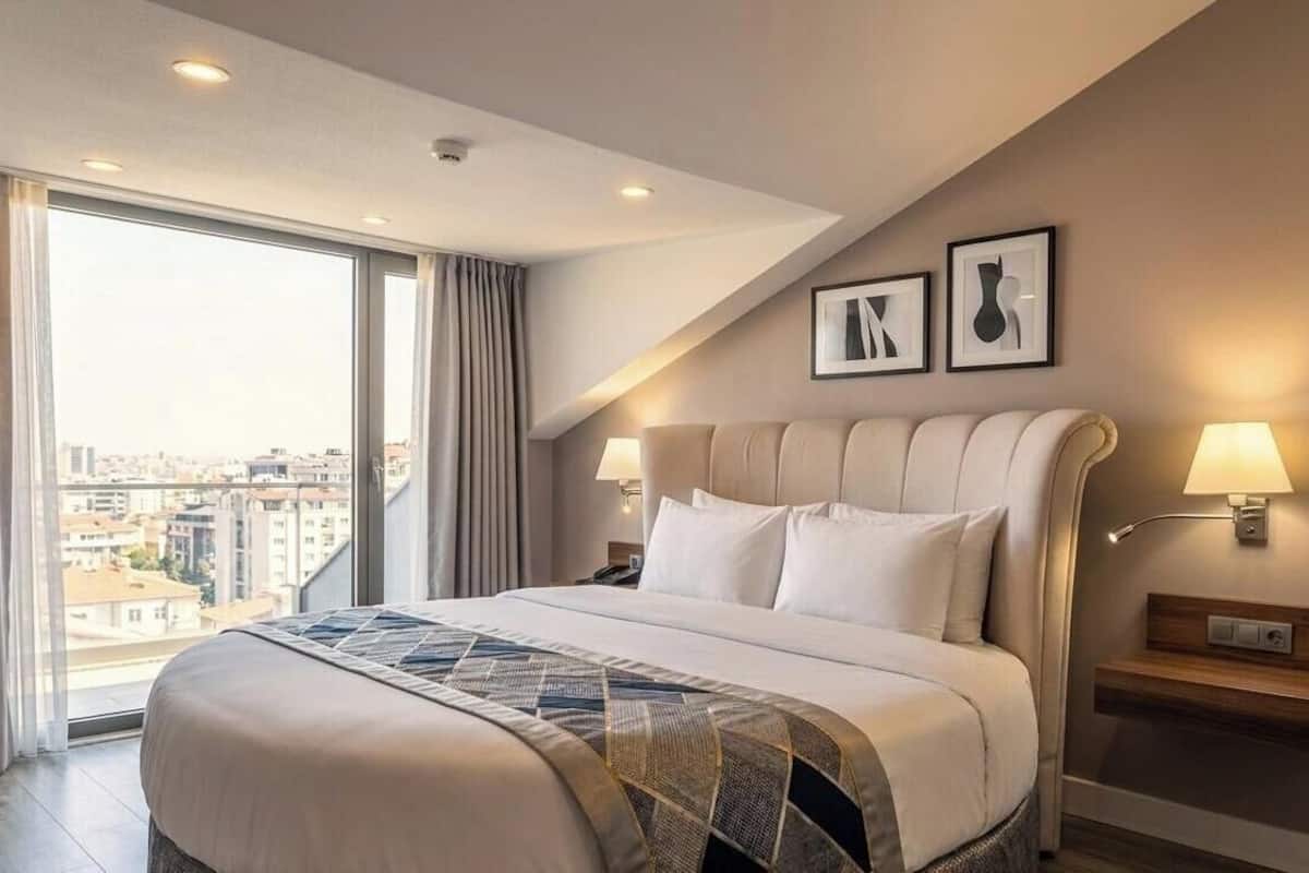 Junior Suite | Minibar, in-room safe, desk, soundproofing