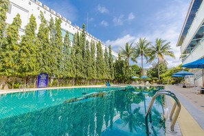 Outdoor pool, pool umbrellas, sun loungers - Karon Whale Resort (Karon)