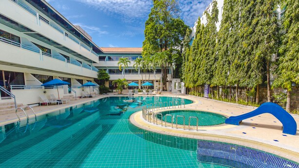 Outdoor pool, pool umbrellas, sun loungers - Karon Whale Resort (Karon)