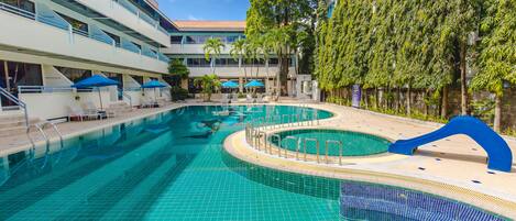 Útilaug, sólhlífar, sólstólar