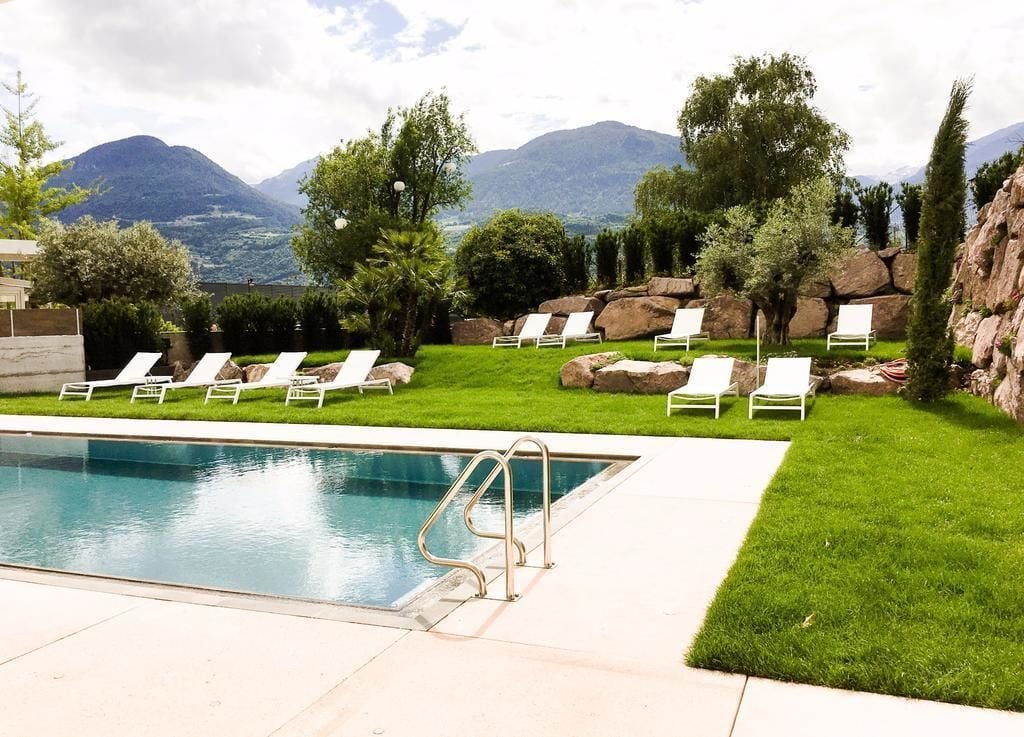 시즌별로 운영되는 야외 수영장, 수영장 파라솔