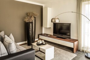1 habitación, caja de seguridad en la habitación y escritorio 