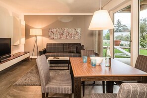 Suite, Garden Area | Living area | Flat-screen TV - Hidalgo Suites & Restaurant (Postal)