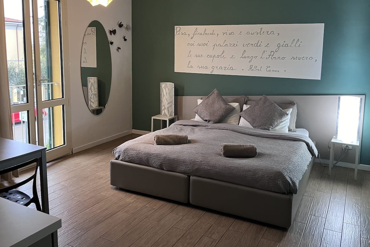 1 bedroom, Frette Italian sheets, premium bedding, down comforters