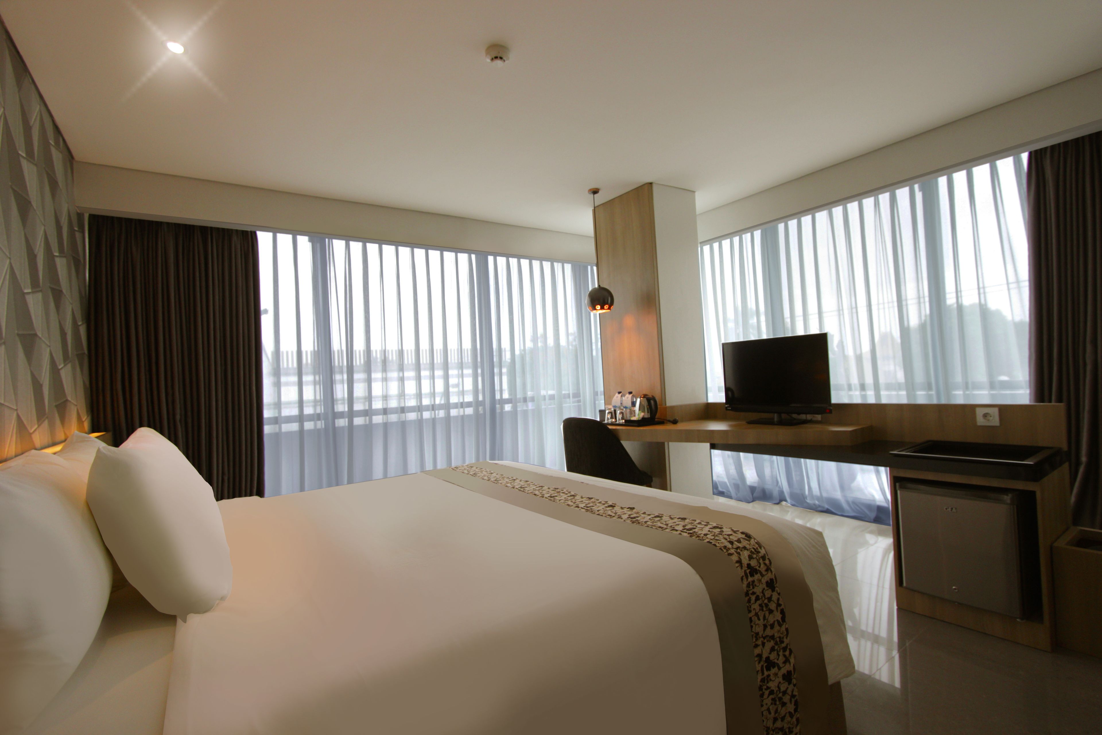 superior room, 1 bedroom | living area | 32-inch flat-screen tv with cable channels, tv