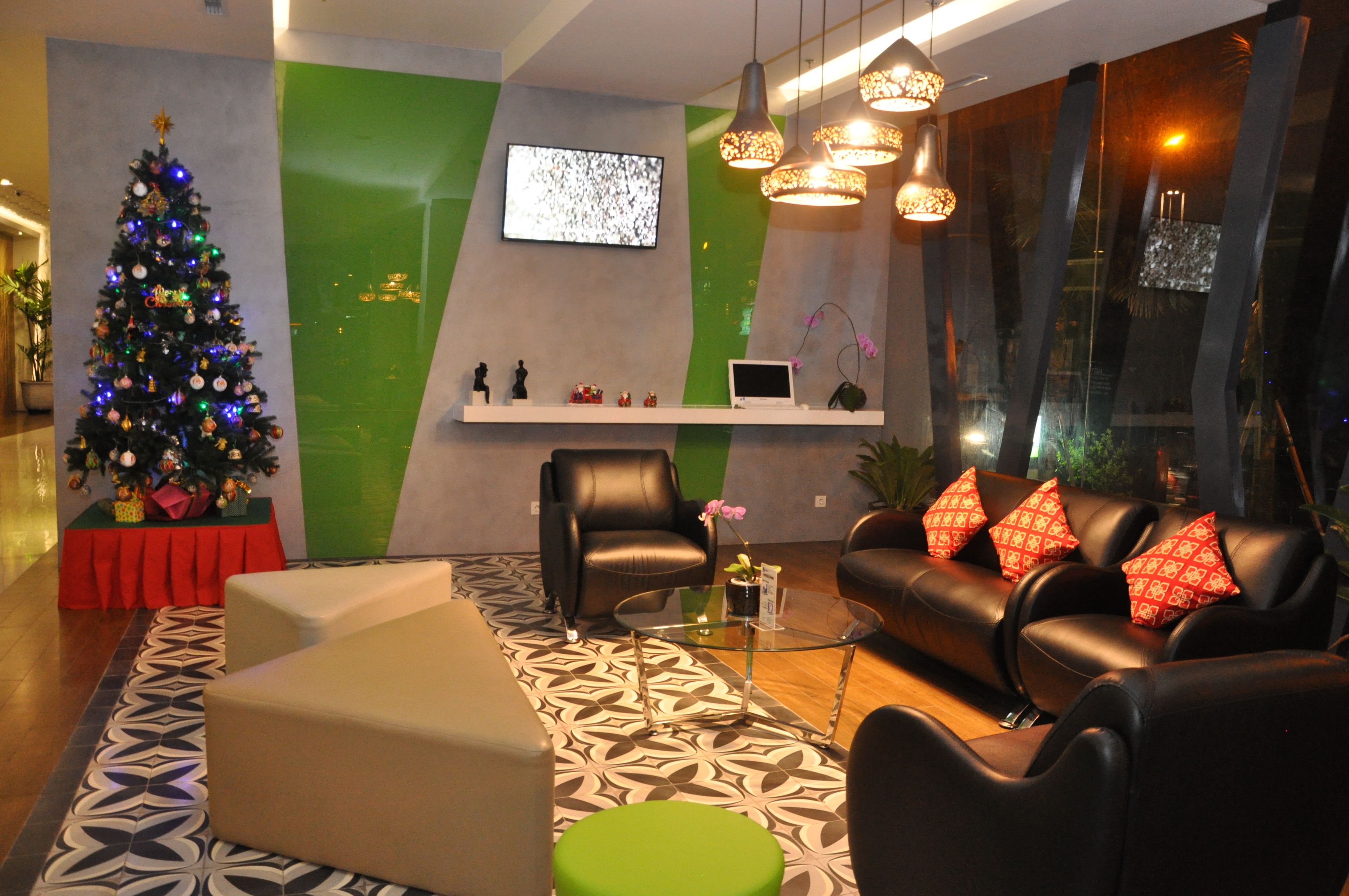 32-inch flat-screen tv with cable channels, tv