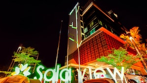 Un hotel con un cartel llamativo que dice "Sala View" y un diseño arquitectónico moderno.