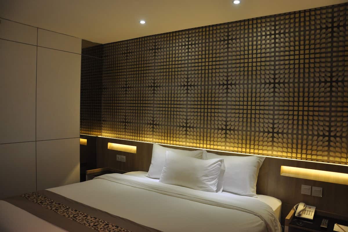 desk, soundproofing, free wifi