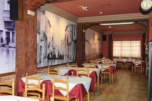 早餐，供應午餐和晚餐