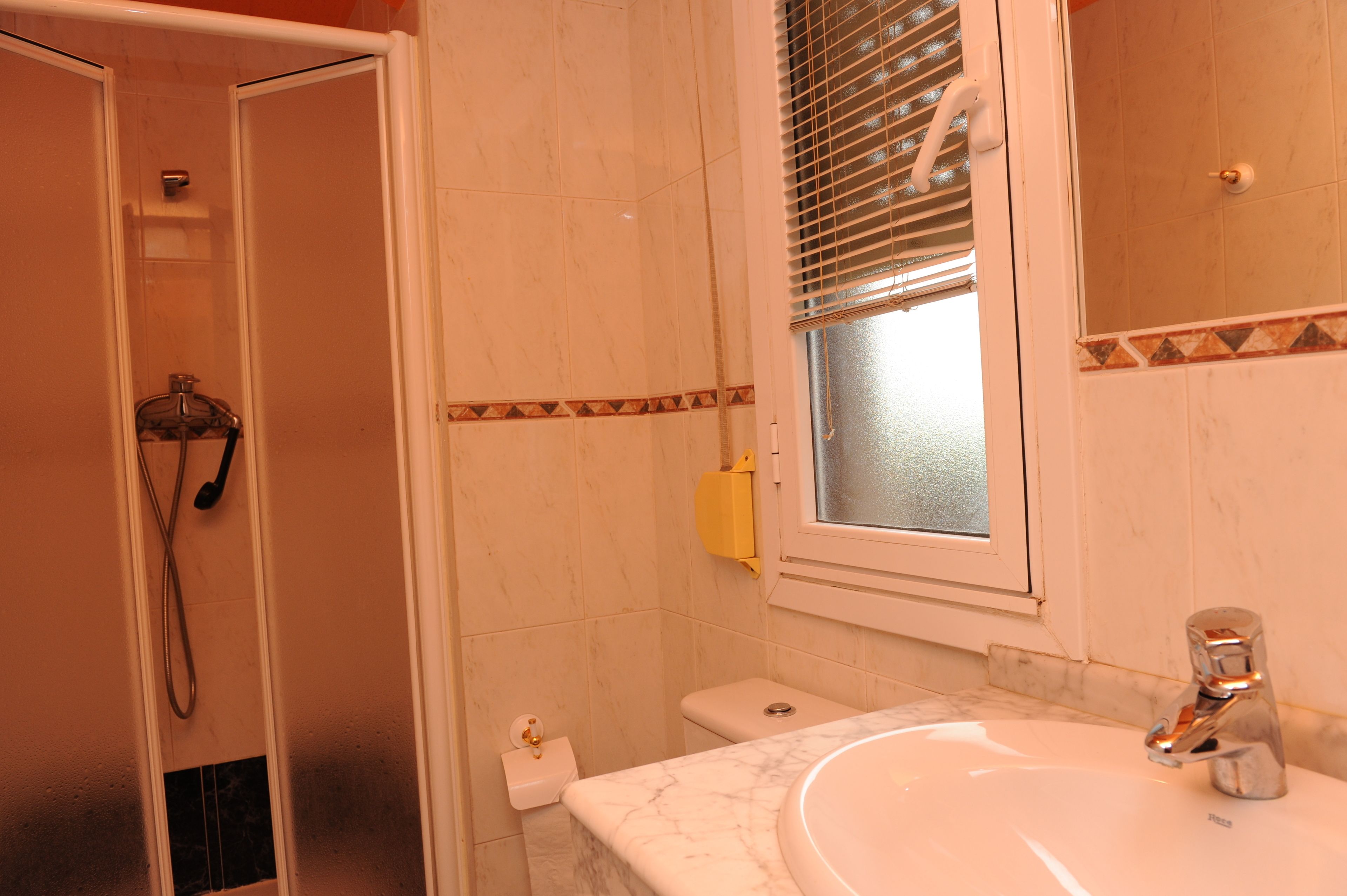 Habitación con 1 cama doble o 2 individuales | Baño | Ducha y bañera combinadas y artículos de higiene personal gratuitos