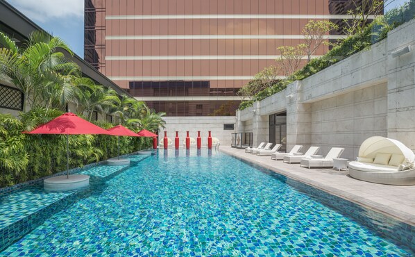 Outdoor pool, sun loungers - The Lin Hotel (Taichung)