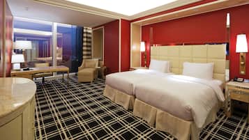 Una habitación de hotel con una cama grande, un escritorio y una silla.