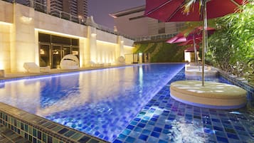 Hồ bơi ngoài trời, ghế dài tắm nắng