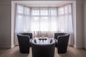 Villa Deluxe, 2 habitaciones, baño privado, vistas al jardín | Zona de estar | Una televisión de pantalla plana, películas de estreno