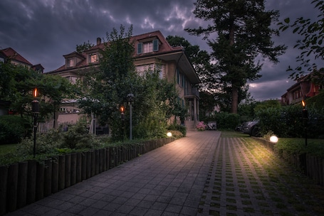 Fachada de la propiedad por la tarde o noche