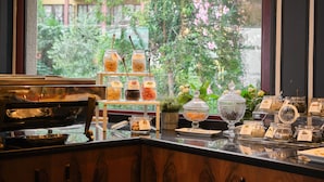 Un buffet du petit-déjeuner proposant une variété de plats et offrant une vue sur la verdure environnante.