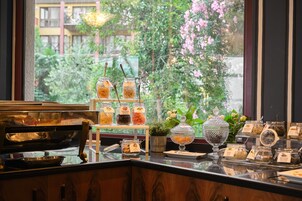 Desayuno buffet diario (EUR 20 por persona)