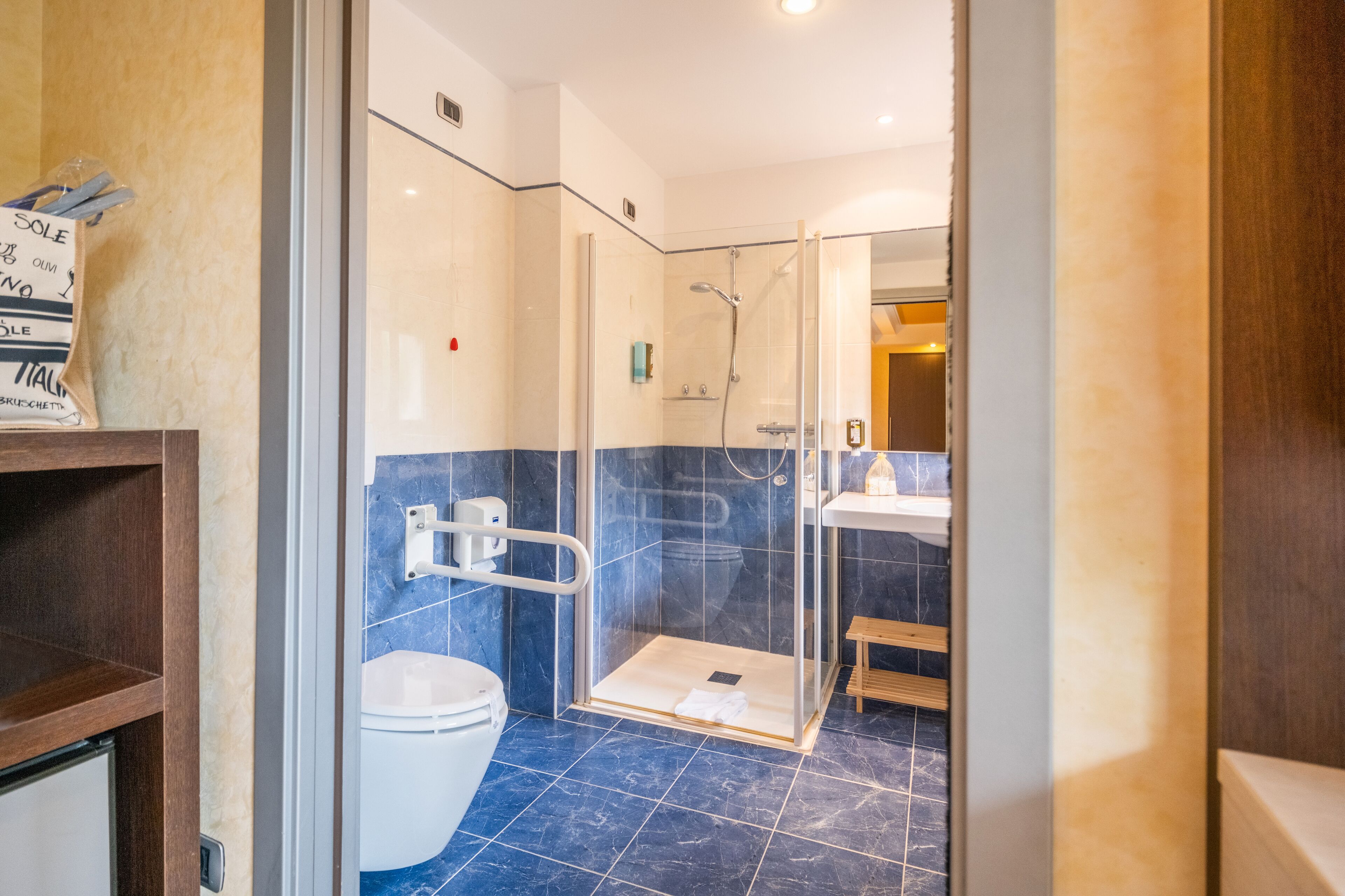 standard double room | minibar, in-room safe, blackout curtains, soundproofing