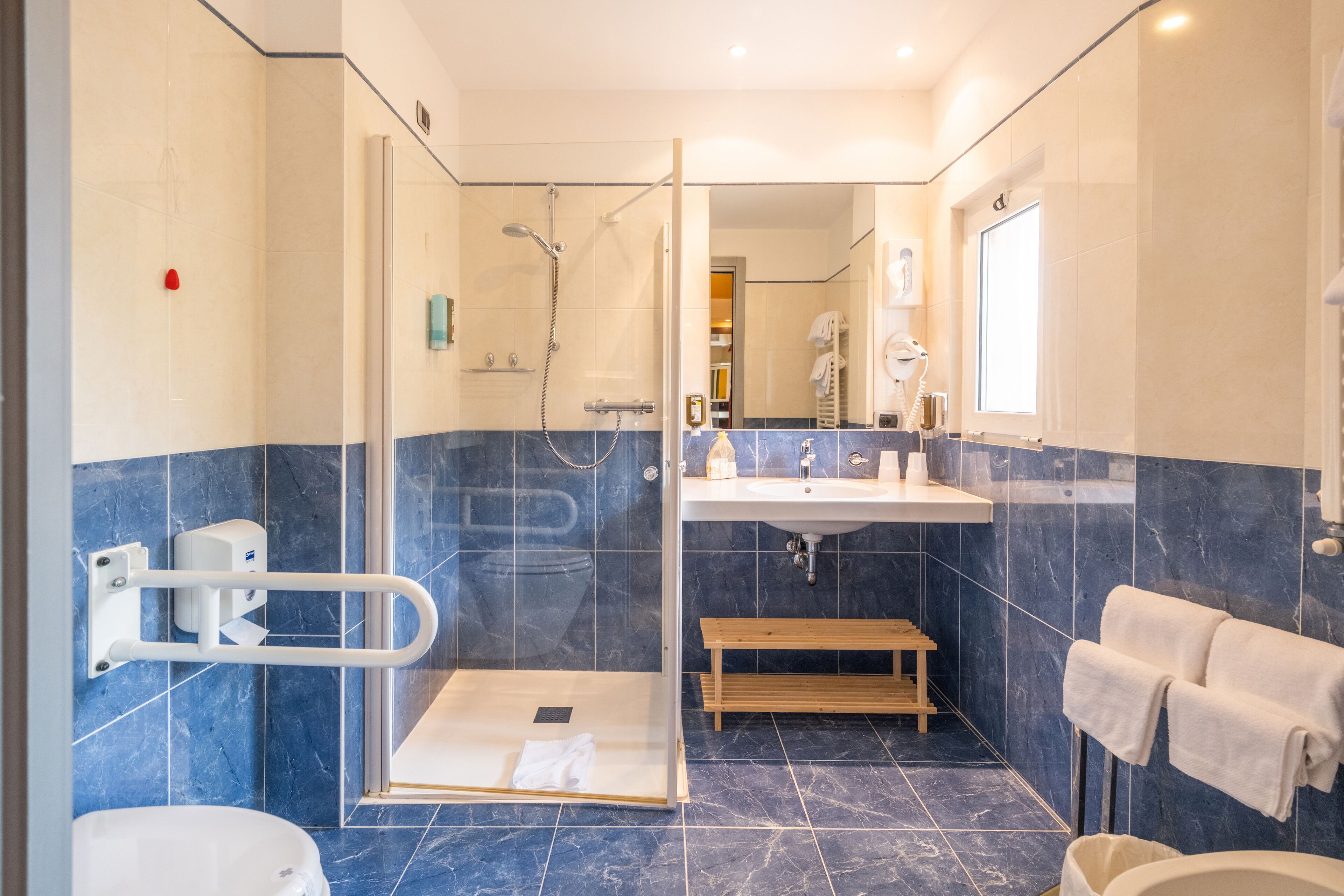 Un baño moderno con ducha, inodoro y lavabo.