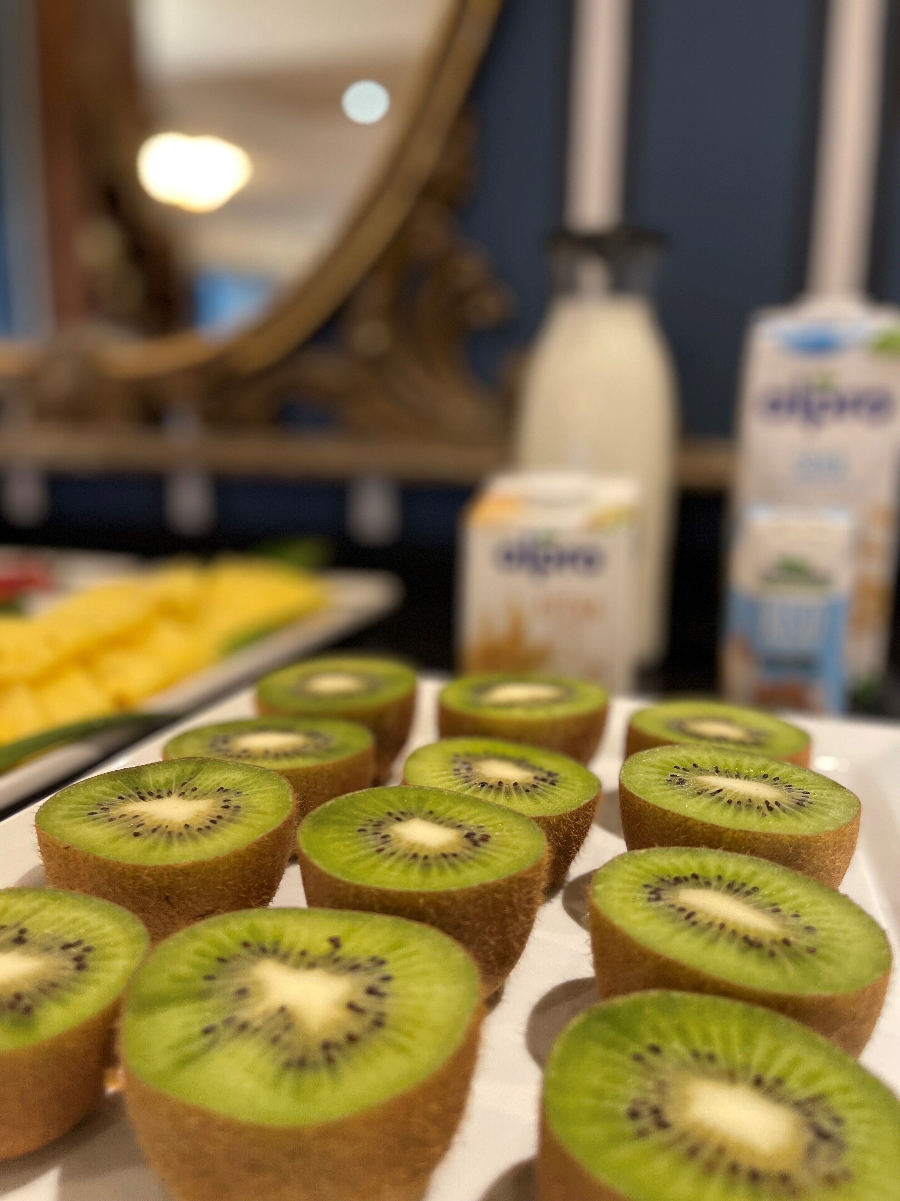 Una bandeja con rodajas de kiwi sobre un plato blanco.