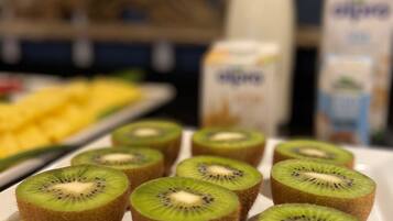 Una bandeja con rodajas de kiwi sobre un plato blanco.