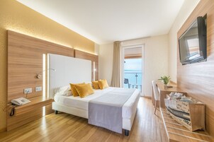 Minibar, caja de seguridad en la habitación y cortinas blackout 