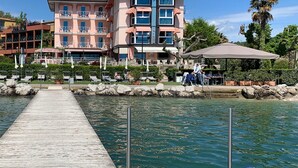 Un hôtel situé au bord de l’eau, doté d’un quai, d’un espace extérieur aménagé et d’une piscine.