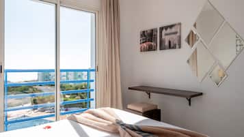 Apartamento standard, 2 quartos | Área de estar | TV de tela plana