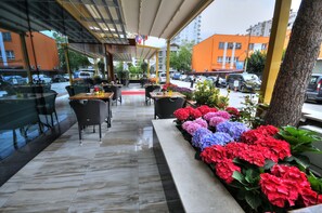 Outdoor dining - Golden Deluxe Hotel (Adana)