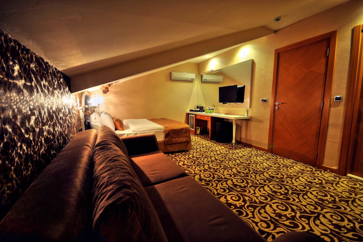 Suite | Living area | 104-inch flat-screen TV with satellite channels, TV