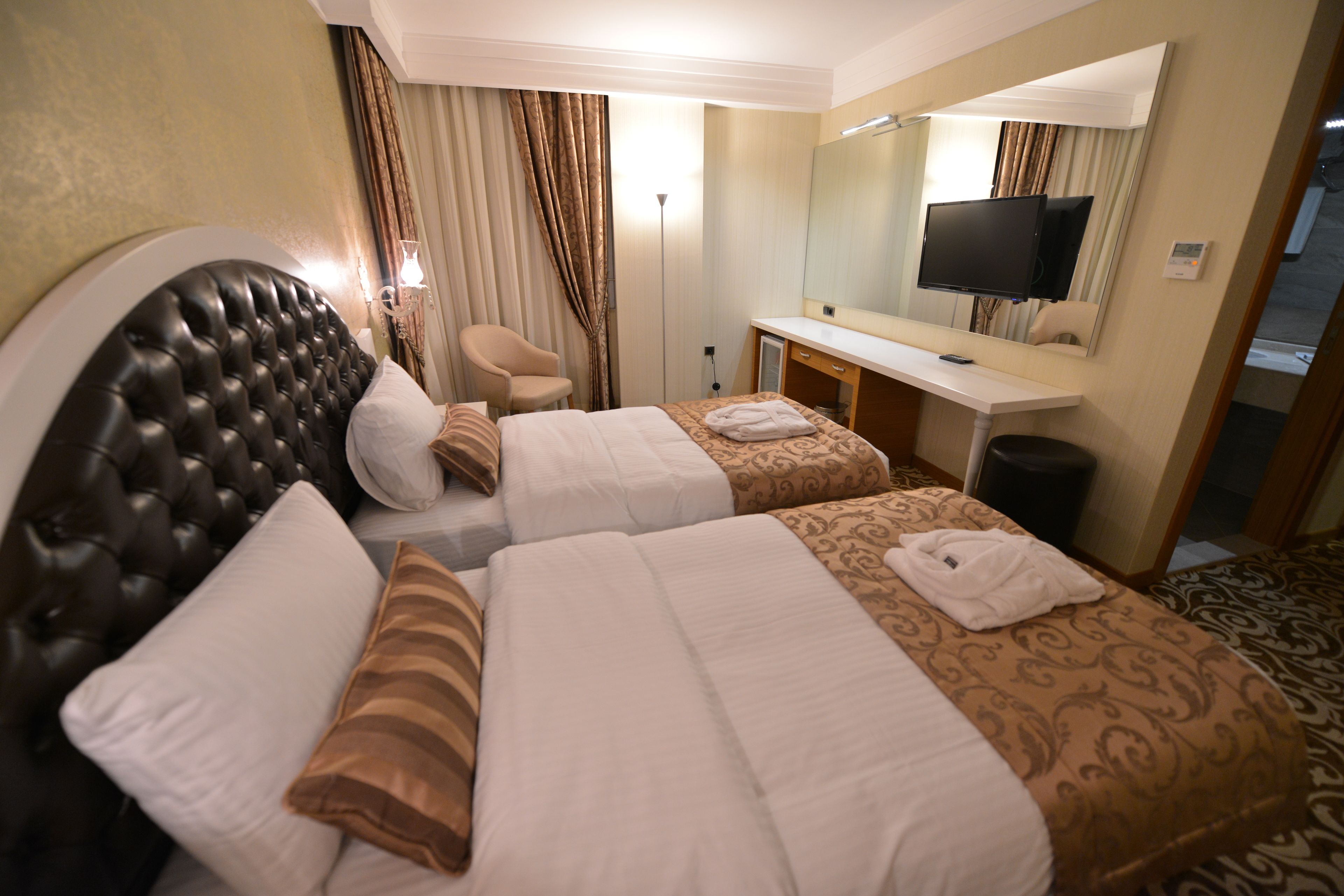 standard twin room | 1 bedroom, premium bedding, down duvets, minibar