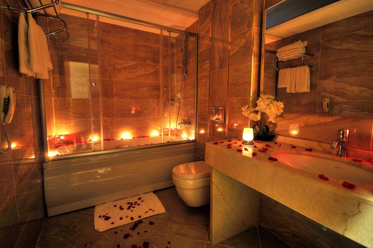 suite | bathroom | shower, free toiletries, hair dryer, bathrobes