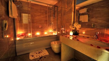 Suite | Bad | Dusj, toalettartikler (inkludert), hårføner og badekåper