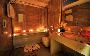 Phòng Suite | Phòng tắm | Buồng tắm vòi sen, đồ dùng nhà tắm miễn phí, máy sấy tóc