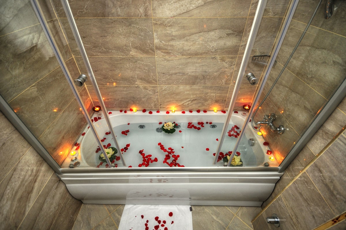 suite | deep-soaking bathtub