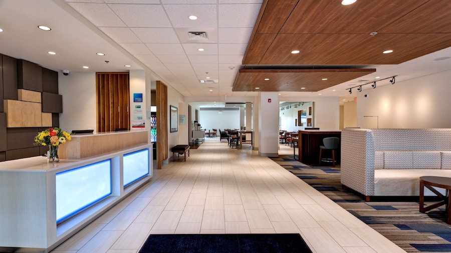 Holiday Inn Express & Suites Manhattan by IHG
